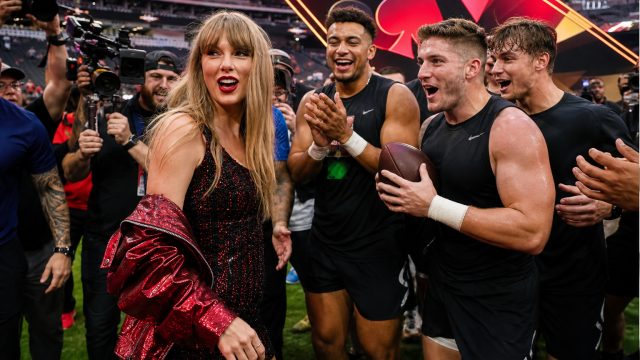 Taylor Swift's Surprise Appearance at Tight End University Sparks Buzz | games online judi, rtp muti