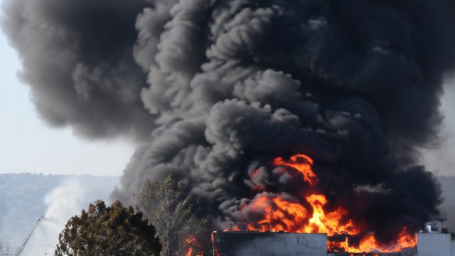 Air Quality Concerns Rise as Boyle Heights Warehouse Fire Continues | 365bet inplay, keluaran no hon