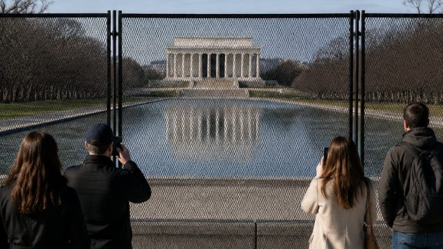 Fencing Around Lincoln Memorial Reflecting Pool Sparks Online Debate