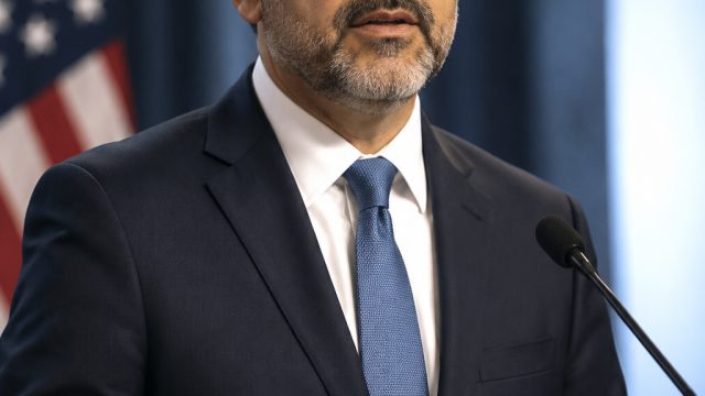Andrés Chait Takes Charge as LAUSD Superintendent Amid Transition